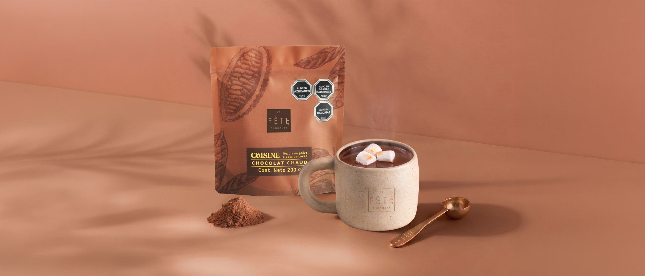 Vive la alegría del invierno con nuestro clásico y dulce chocolate caliente, ahora en un nuevo formato para regalar